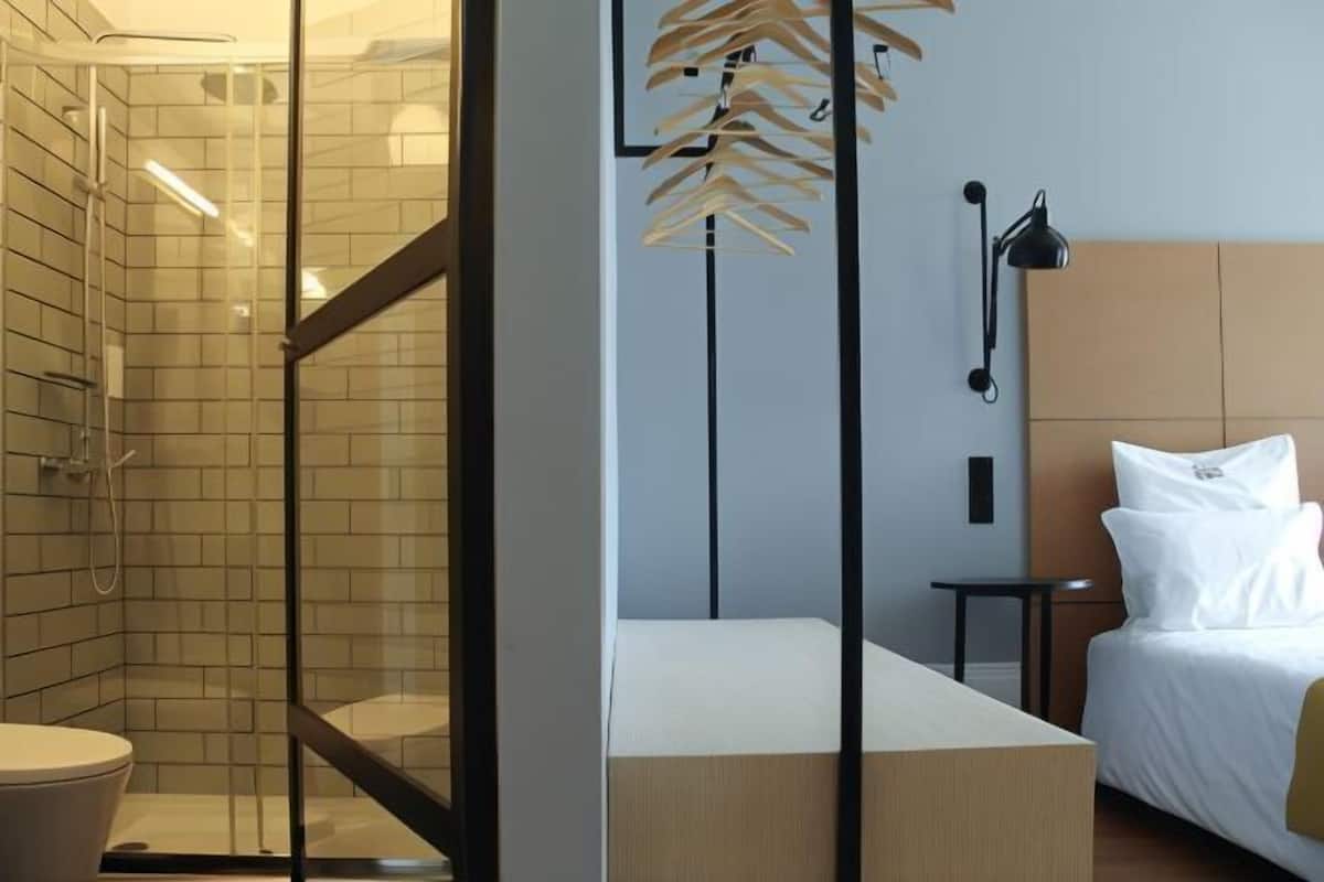 Zimmersafe, Schreibtisch, Verdunkelungsvorhänge, schallisolierte Zimmer