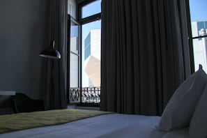 Quarto luxo, sacada, vista para a cidade | Cofres nos quartos, escrivaninha, cortinas blackout