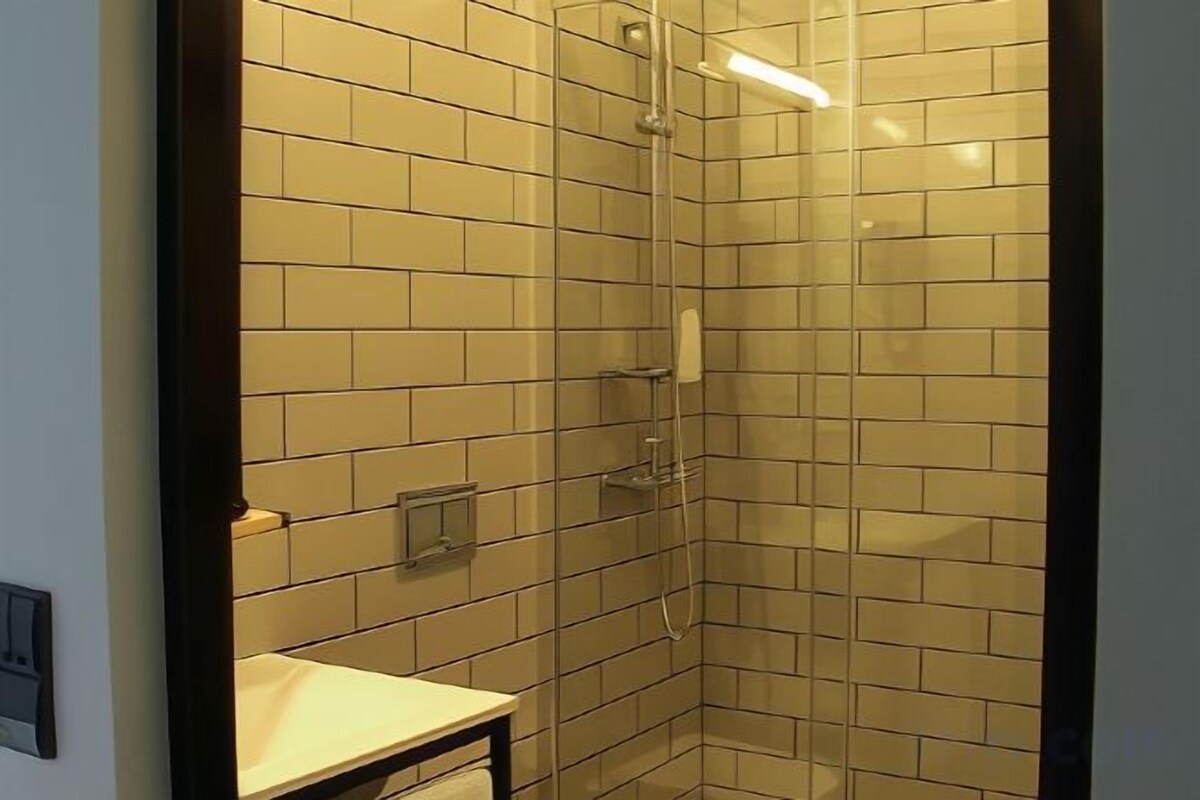 Bad | Dusj, toalettartikler (inkludert), hårføner og håndklær