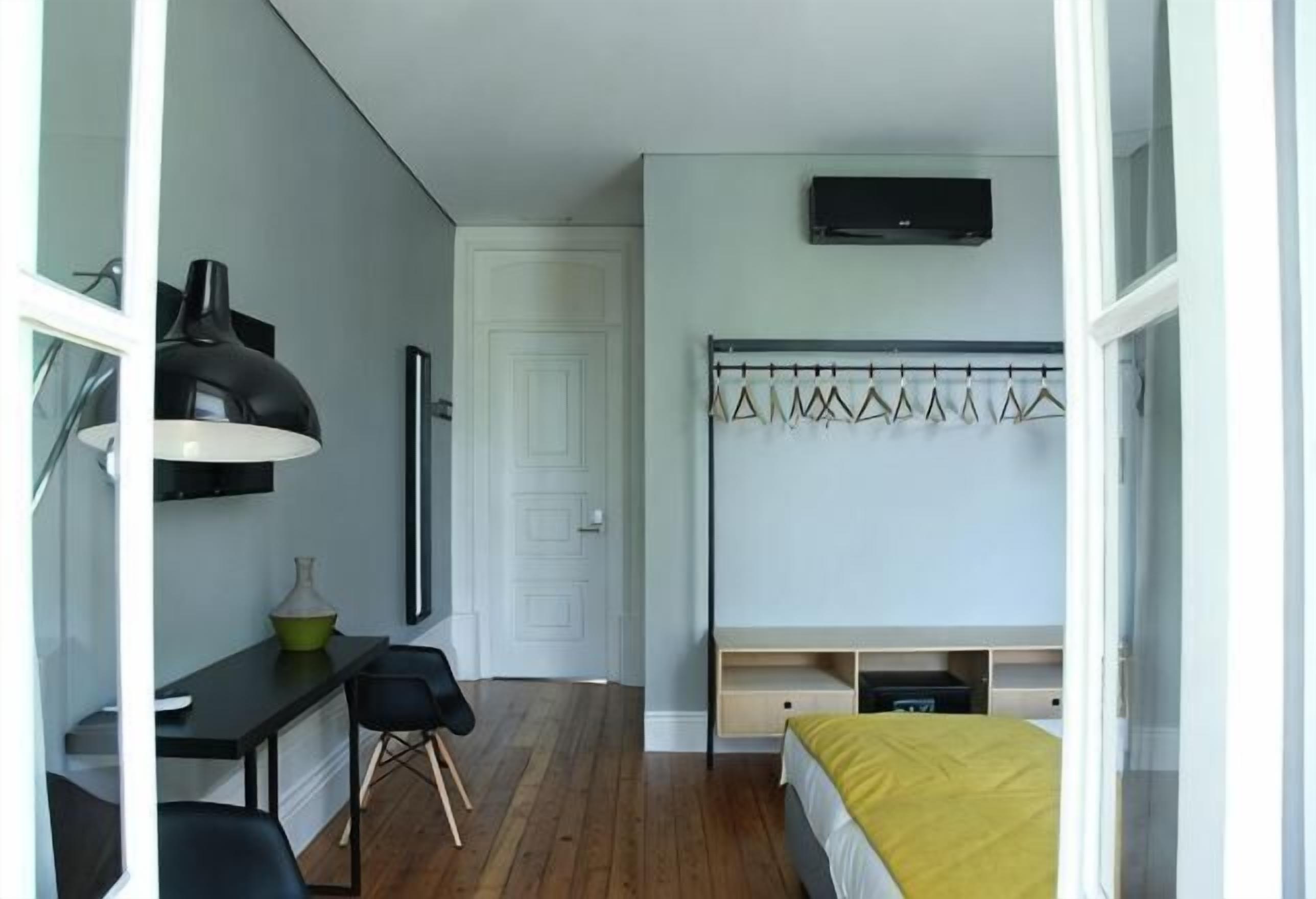 Cofres nos quartos, escrivaninha, cortinas blackout