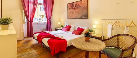 Chambre avec lits jumeaux, salle de bains commune | Couette en duvet, bureau, fer et planche à repasser