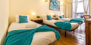 Dreibettzimmer, Gemeinschaftsbad (Lanai) | Daunenbettdecken, Schreibtisch, BĂŒgeleisen/BĂŒgelbrett, kostenloses WLAN