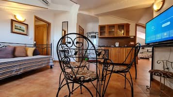 1 bedroom, in-room safe, individually decorated, desk