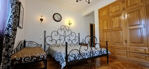 Een kluis op de kamer, individueel gedecoreerd, een bureau