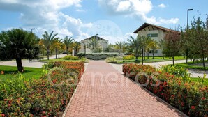 A paved pathway leading to a building with a flat roof and a small overhang. - Flats no Carneiros Beach Resort (Tamandaré)