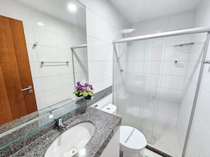 Departamento familiar | Baño | Regadera y papel de baño