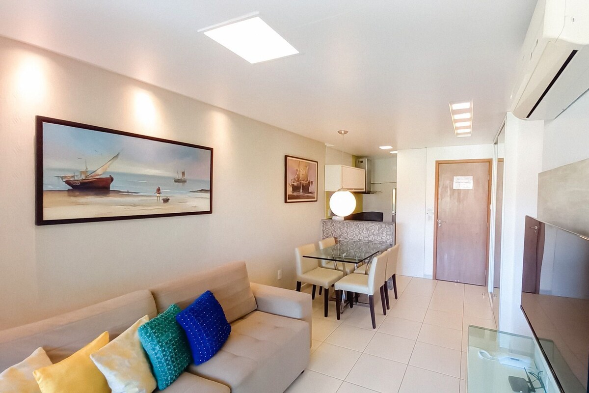 Apartamento família, várias camas, vista para a piscina | Área de estar | TV