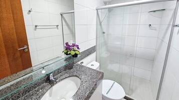 Apartemen Keluarga | Kamar mandi | Shower dan tisu toilet