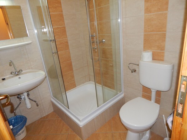 Habitación triple, vista al jardín, en el área del jardín | Baño | Regadera y toallas 