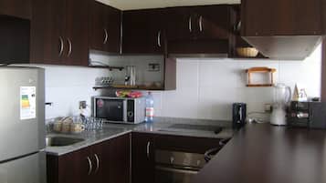 Apartamento família, 2 quartos, terraço, vista para o oceano | Cozinha privada | Geladeira grande, micro-ondas, fogão, cooktop