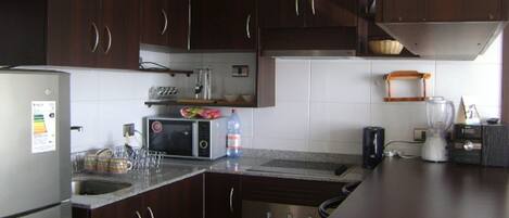 Departamento familiar, 2 habitaciones, Terraza, vista al océano | Cocina privada | Refrigerador con congelador, microondas, horno y parrilla de estufa
