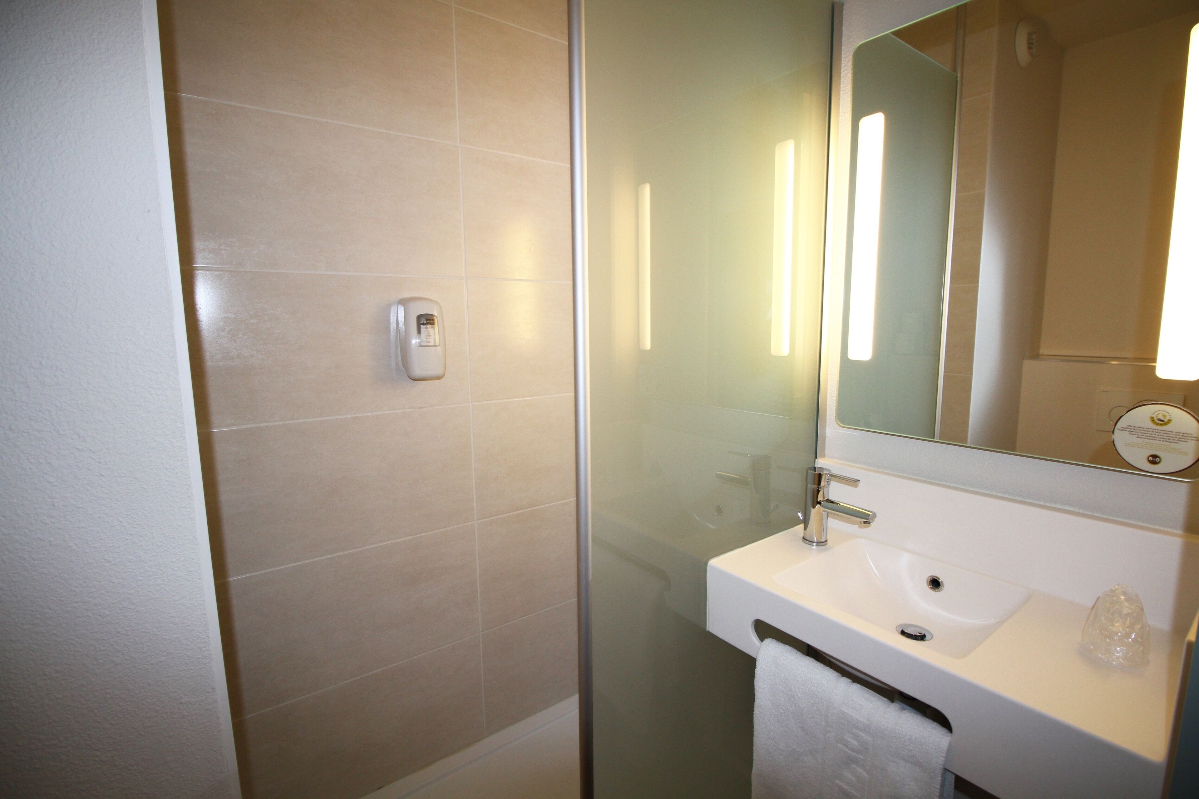 shower, rainfall showerhead, free toiletries, towels