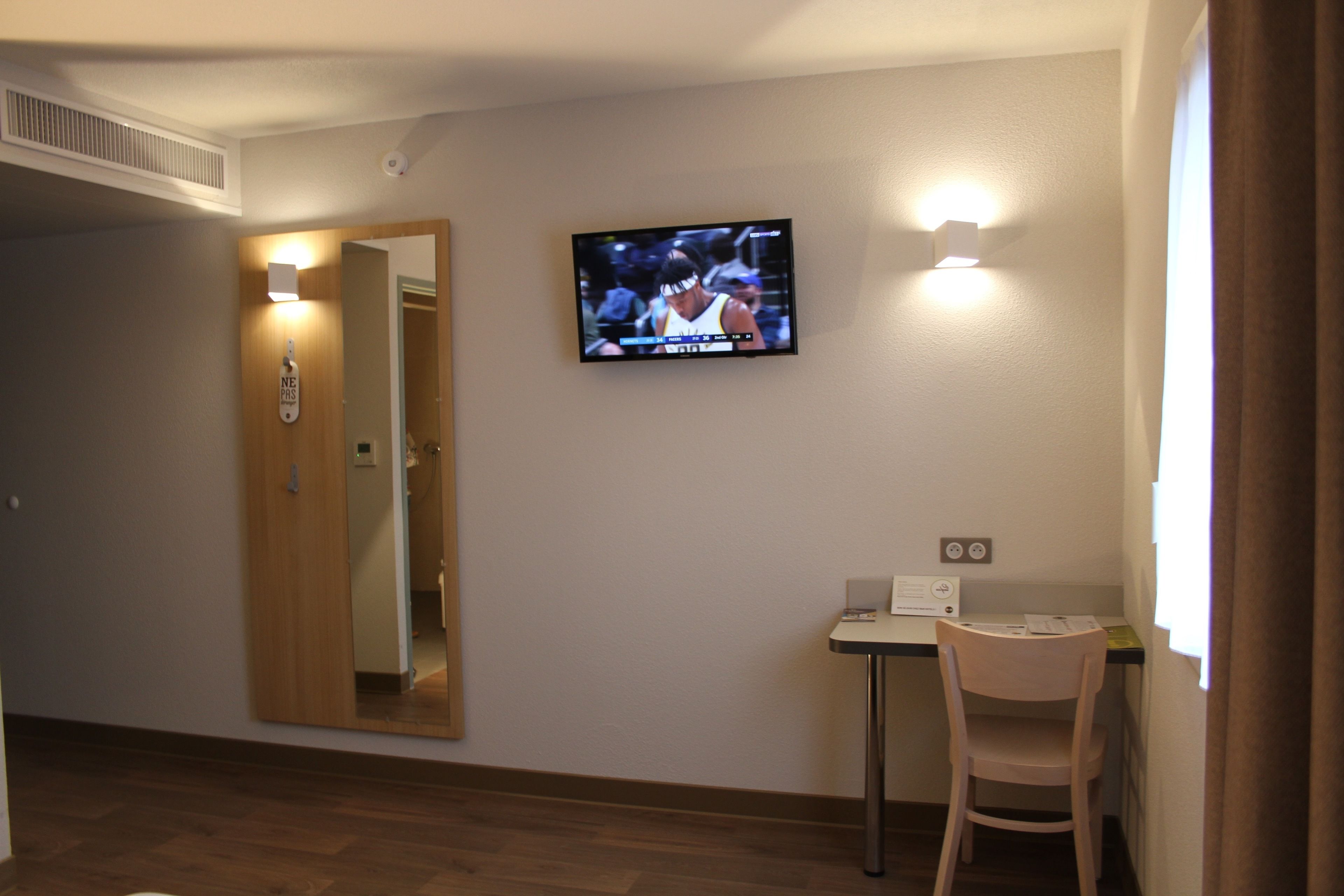 double room, accessible, non smoking | 1 bedroom, premium bedding, desk, blackout curtains