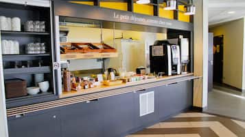 Café da manhã com buffet mediante uma taxa durante a semana