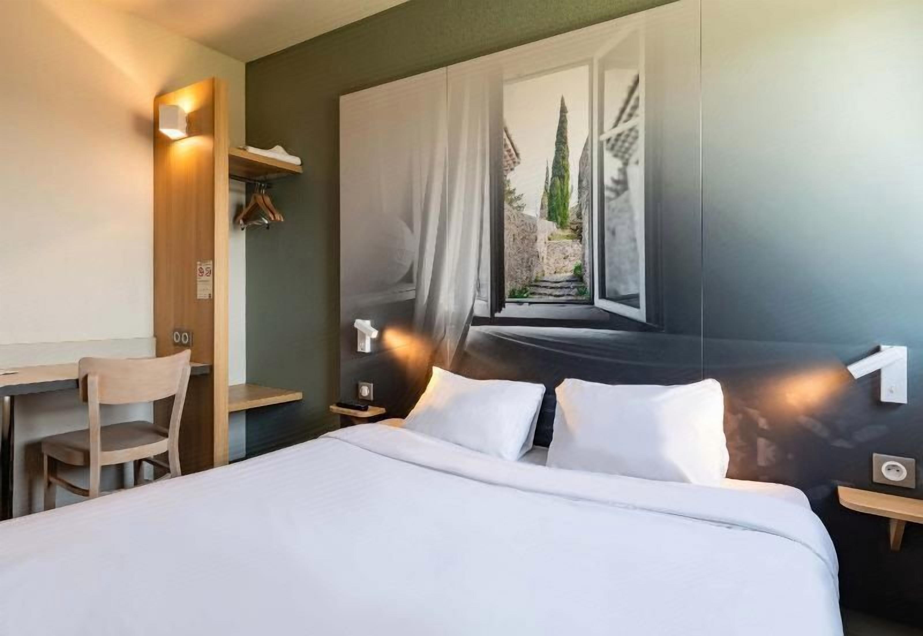 Premium bedding, desk, blackout drapes, soundproofing