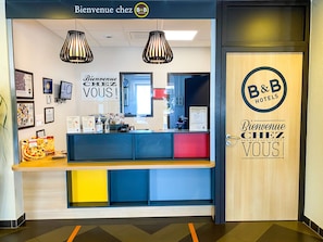 Reception - B&B HOTEL VALENCE TGV-Romans (Alixan)