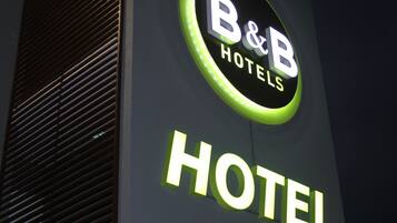 Un letrero de B&B Hotels con la palabra