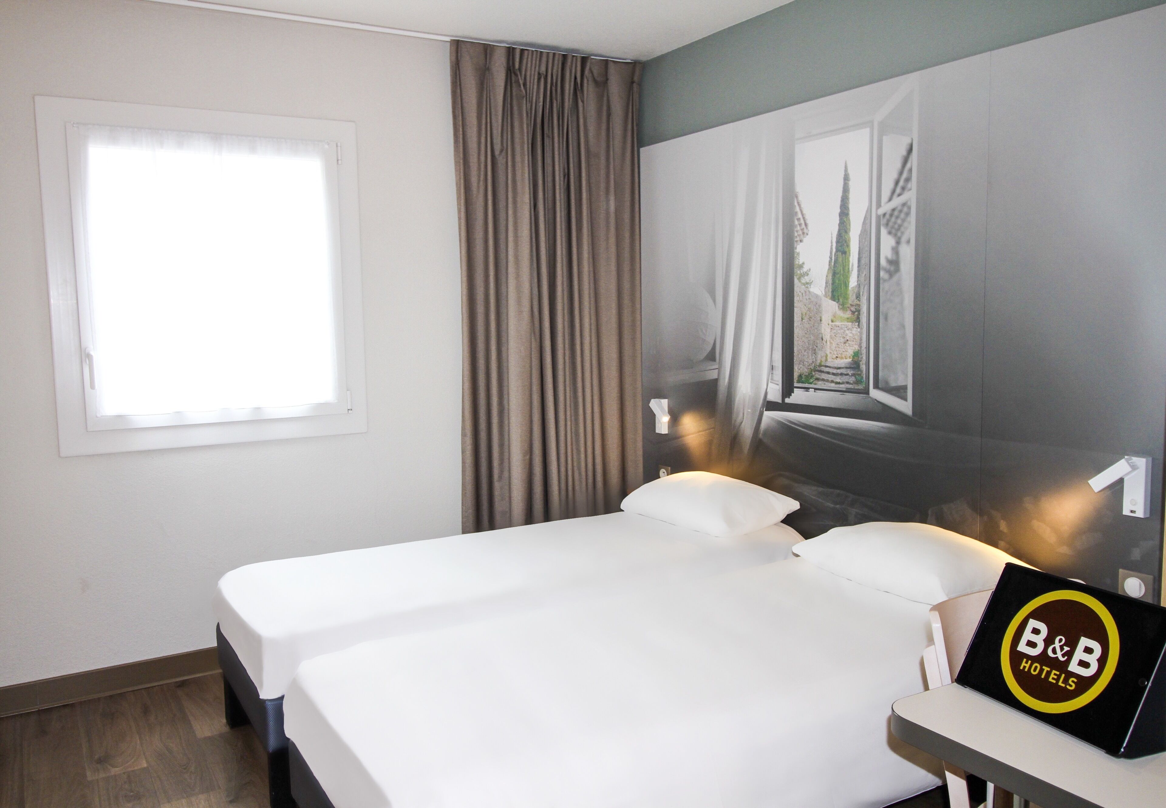 Bộ đồ giường cao cấp, bàn, màn/rèm cản sáng, phòng cách âm 