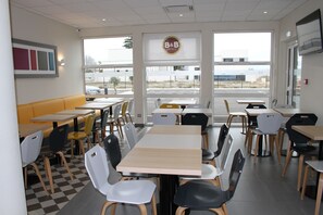 Petit déjeuner buffet servi tous les jours en supplément