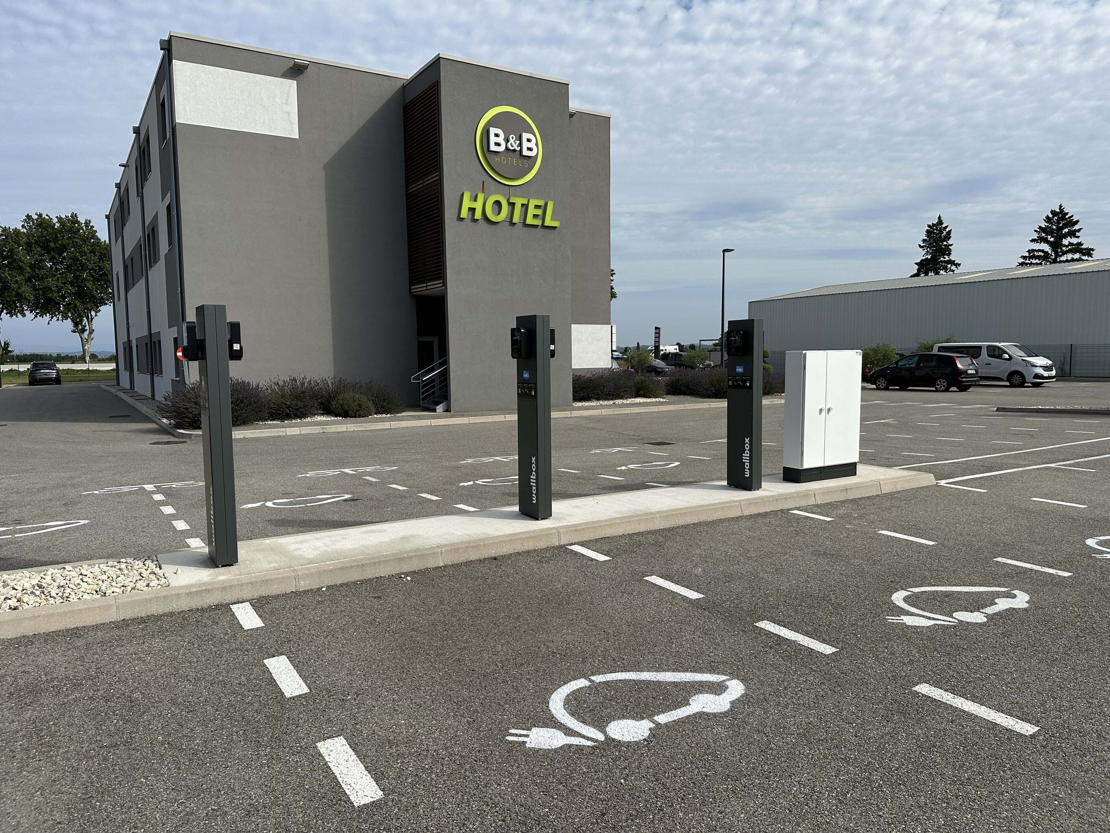 Electric vehicle charging station