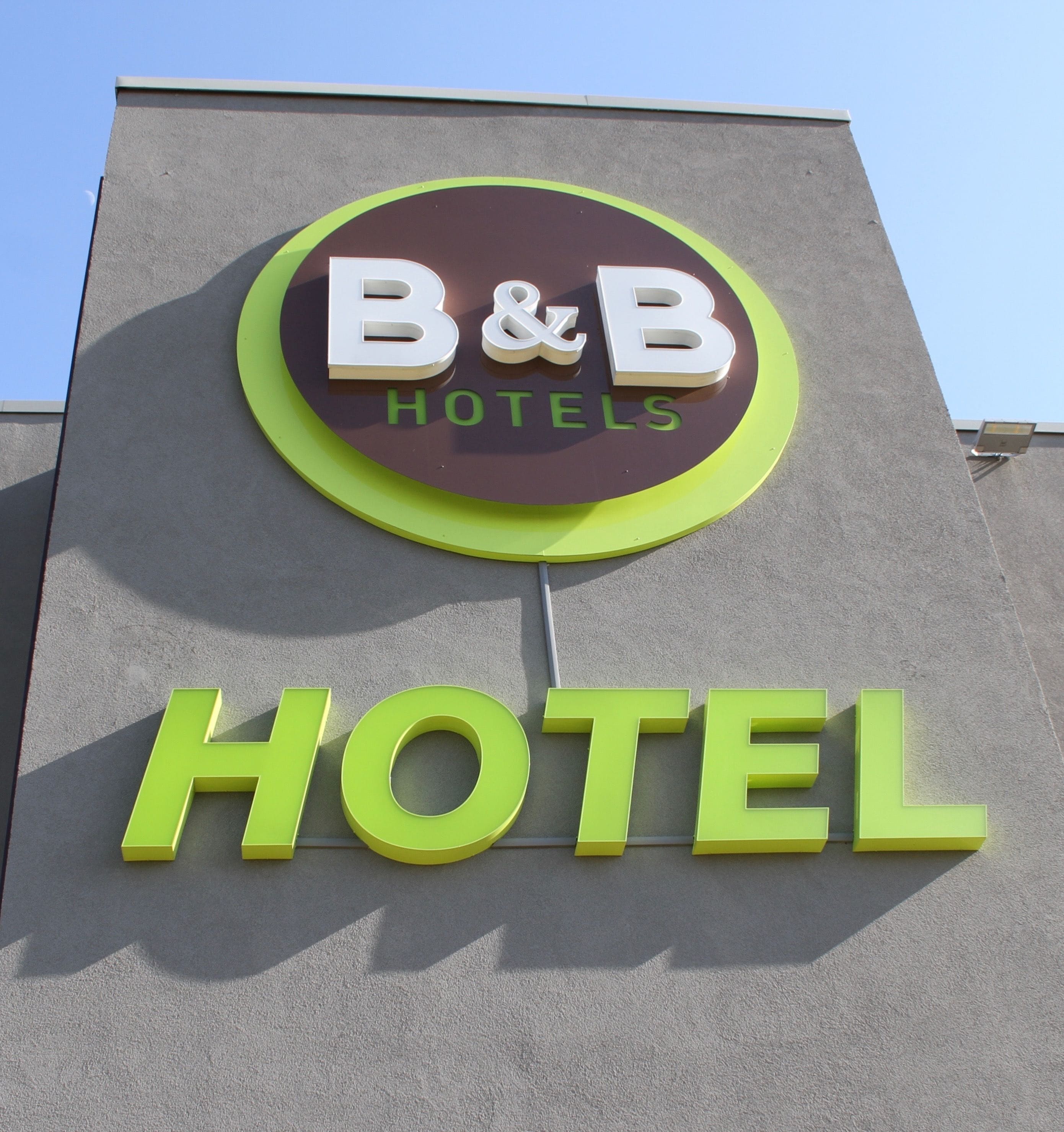 Un letrero de B&B Hotels con un gran texto que dice 'HOTEL'.