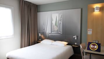 Literie de qualité supérieure, bureau, rideaux occultants