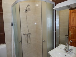Chambre Triple, vue jardin, côté jardin | Salle de bain