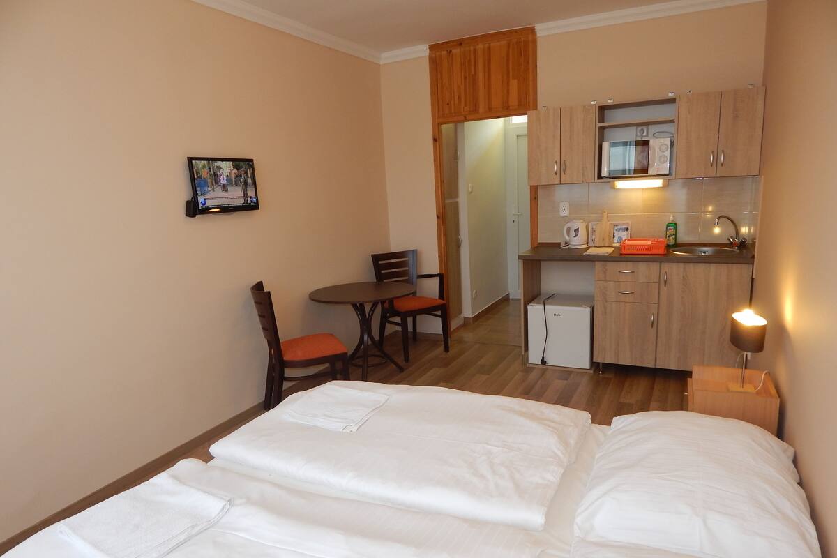 Quarto básico, vista para o jardim, no jardim