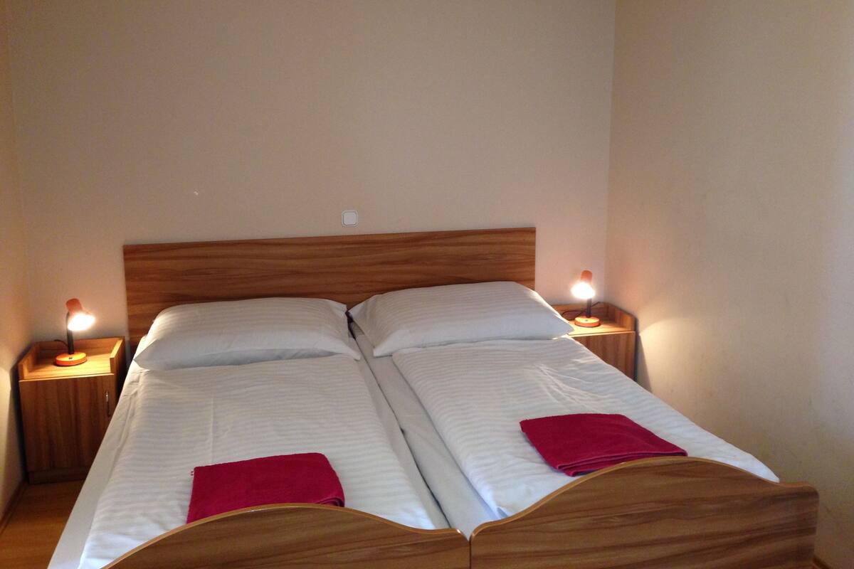 Chambre Double ou avec lits jumeaux, vue ville, côté cour intérieure