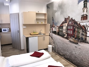 Chambre Triple, vue cour intérieure, côté cour intérieure