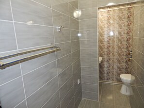 Chambre Triple, vue cour intérieure, côté cour intérieure | Piscine extérieure