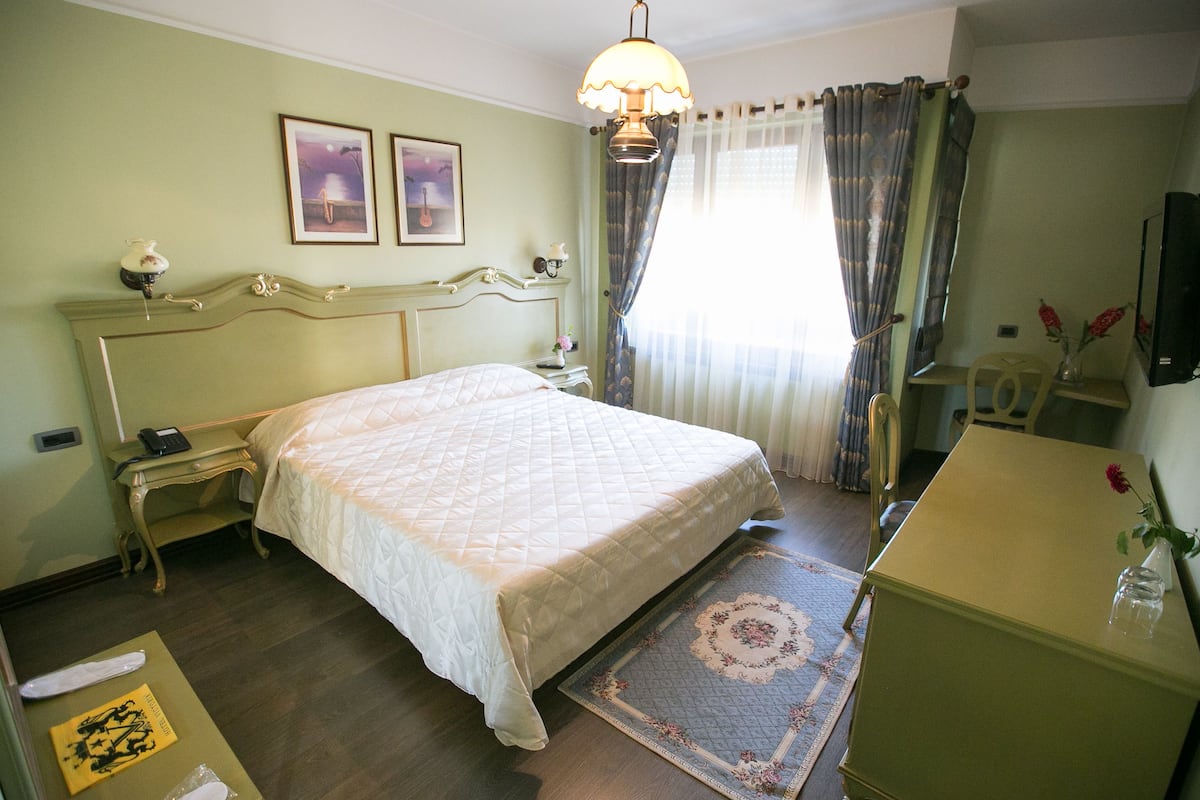 Kamar Double Superior | Seprai premium, minibar, brankas, dan meja kerja