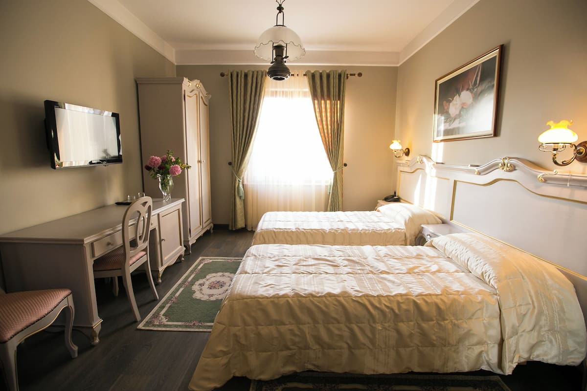 Kamar Twin Standar | Seprai premium, minibar, brankas, dan meja kerja