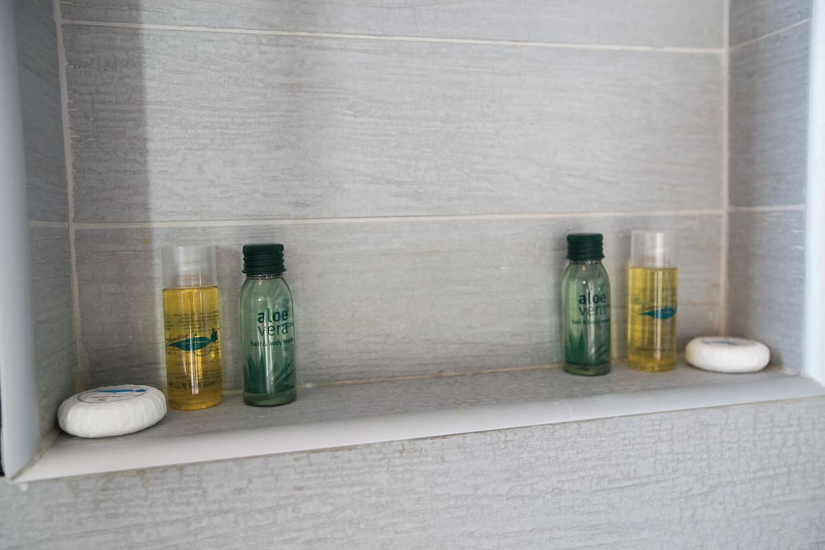 Shower, perlengkapan mandi gratis, pengering rambut, dan sandal