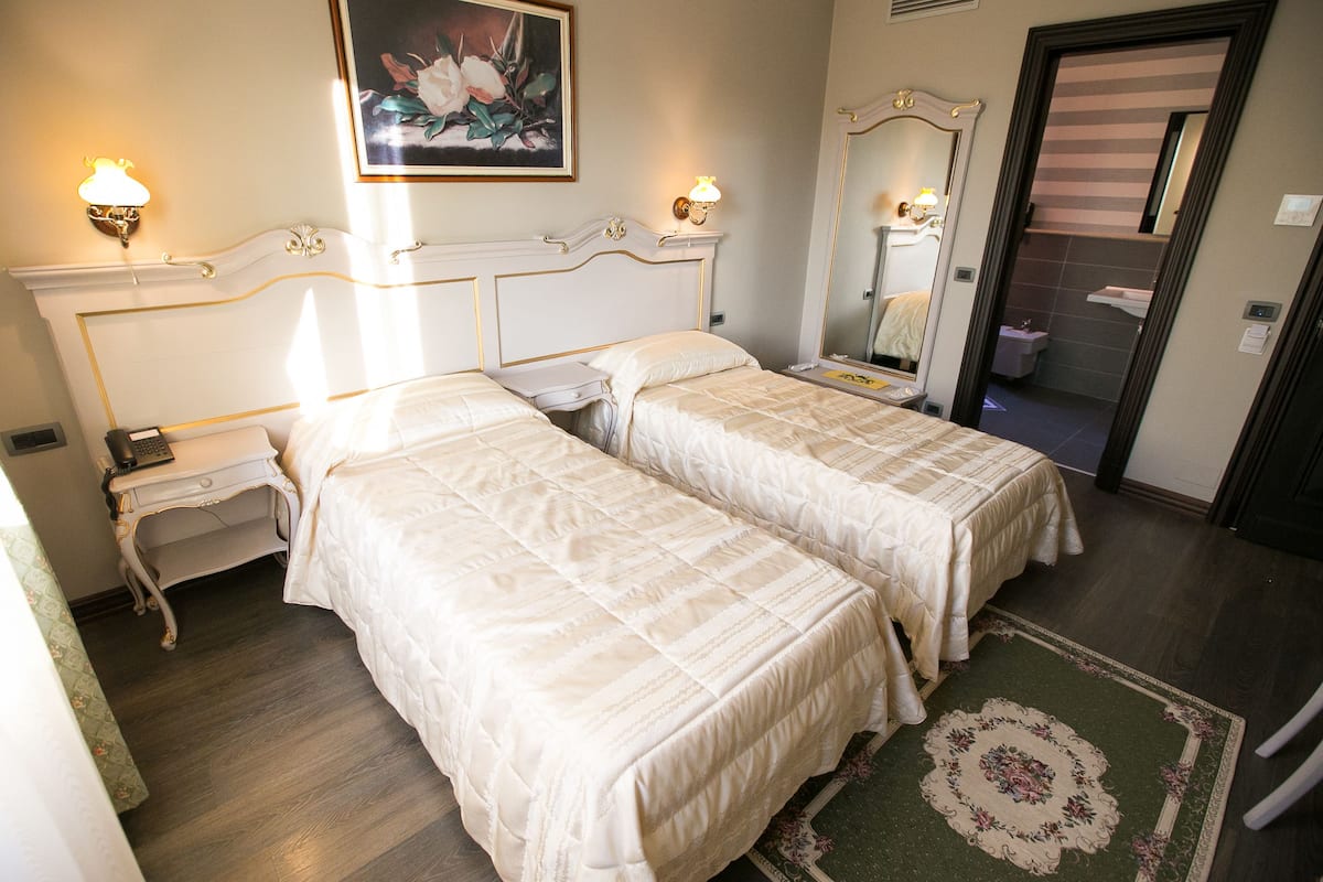 Kamar Twin Standar | Seprai premium, minibar, brankas, dan meja kerja