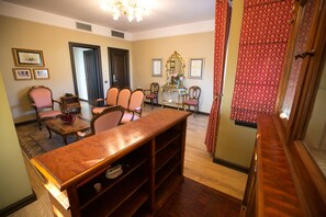 In-room dining - Hotel Victoria (Tirana)