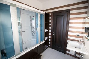 Shower, free toiletries, hair dryer, slippers - Hotel Victoria (Tirana)