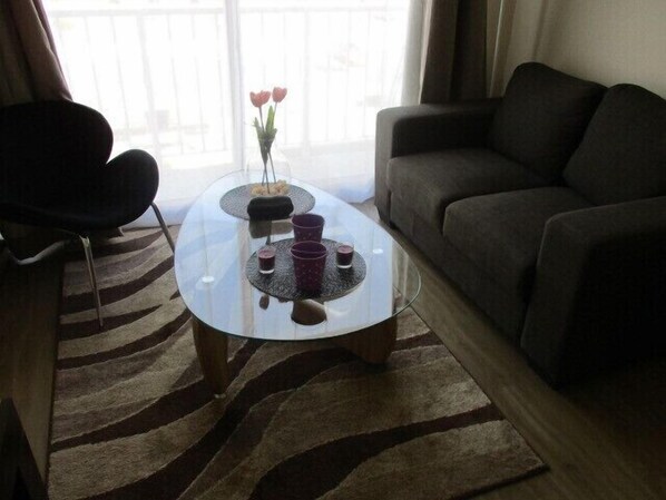 Perhehuoneisto, 3 makuuhuonetta, parveke, näköala uima-altaalle | Olohuone | 50–tuumainen taulutelevisio, jossa kaapelikanavat