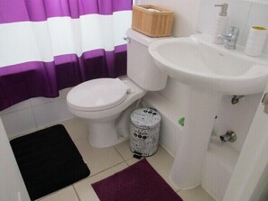 Family Apartment, 3 Bedrooms, Balcony, Pool View | Bilik Mandi | Gabungan pancuran/tab mandi, tuala disediakan 