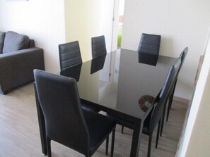 Familie appartement, 3 slaapkamers, balkon, uitzicht op zwembad | Dineren in de kamer