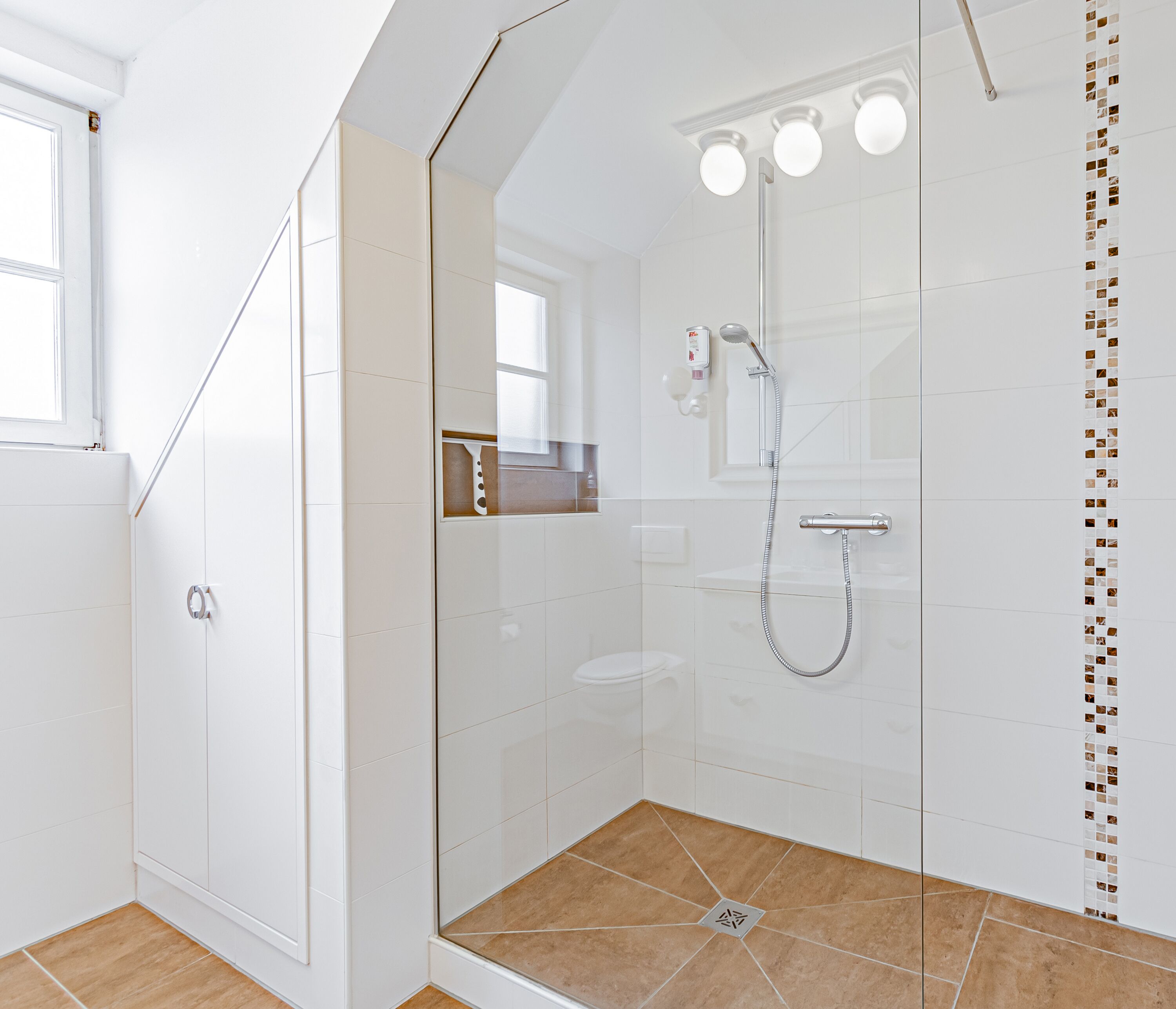 Appartement | Badkamer | Een douche, gratis toiletartikelen, een haardroger, handdoeken