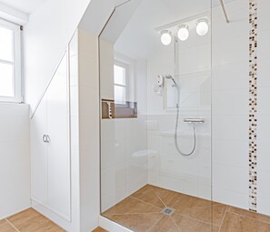 Apartment | Badezimmer | Dusche, kostenlose Toilettenartikel, Haartrockner, Handtücher