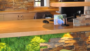 Una cocina moderna con armarios de madera, protector contra salpicaduras de piedra y una pared cubierta de musgo verde.