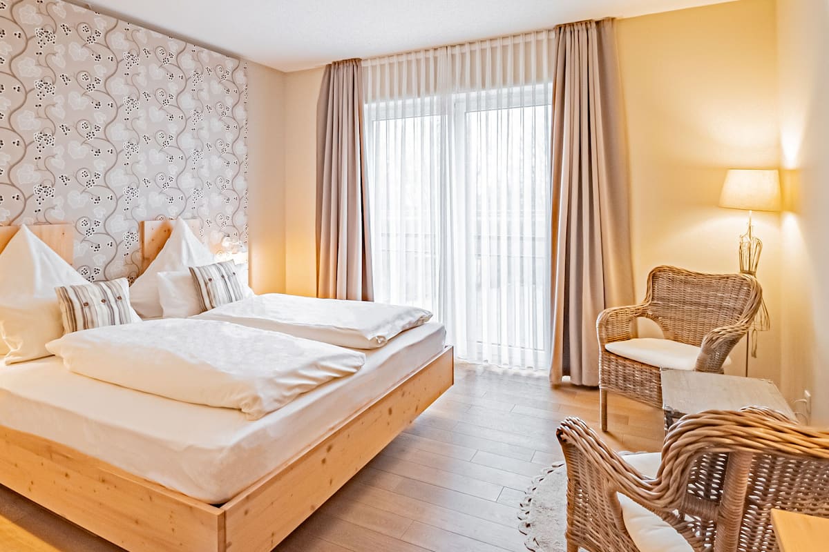 Comfort szoba kétszemélyes ággyal | 1 hálószoba, prémium ágynemű, széf a szobában és íróasztal