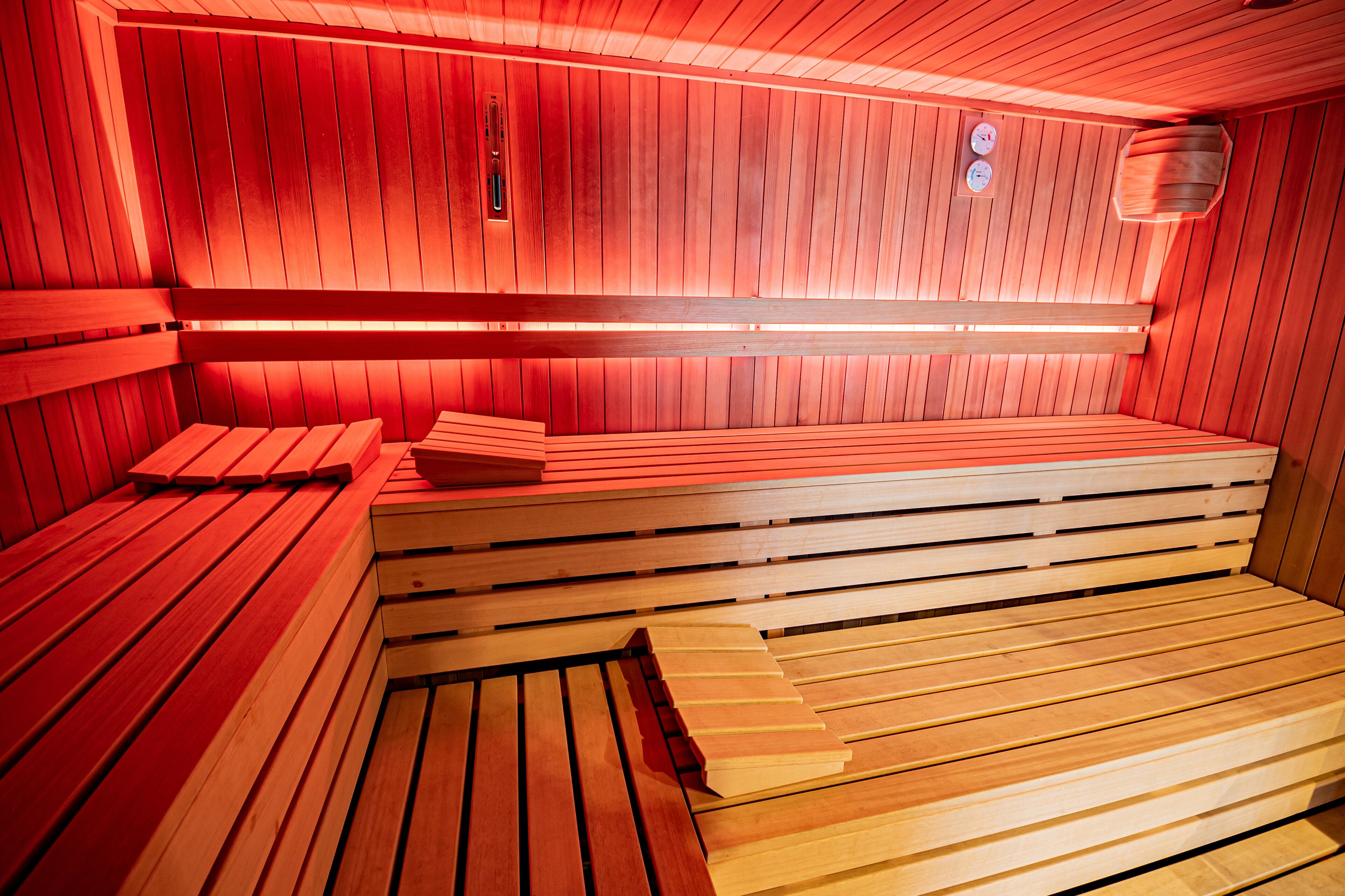 Una sauna con bancos de madera y techo inclinado.