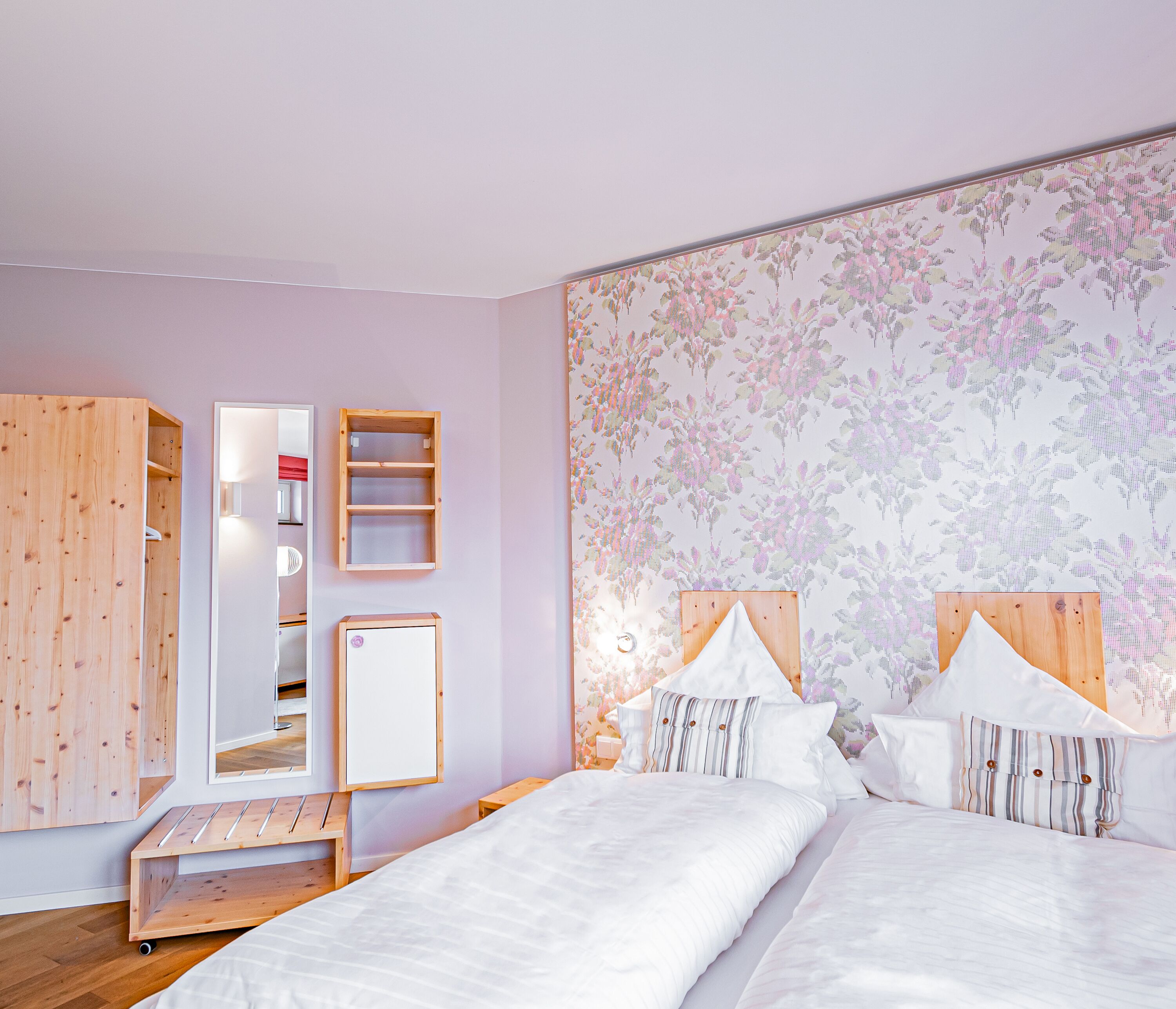 Un dormitorio con cama, armario de madera y armario empotrado con estantes.