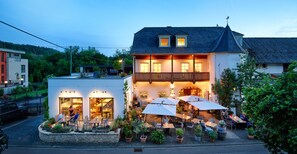 Front of property – evening/night - Johannishof Wine-Cafe & Guesthouse (Langsur)