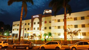 Un hôtel avec une enseigne bien visible indiquant « HÔTEL » et arborant la marque « VillaBa ».