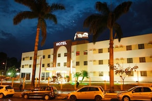 Ein Hotel mit einem gut sichtbaren 'HOTEL'-Schild und 'VillaBa'-Branding.