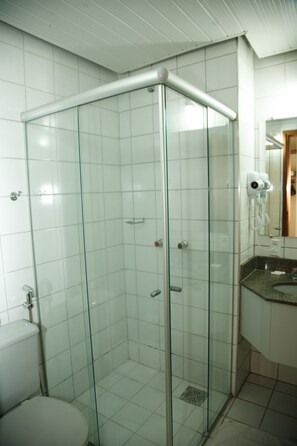 Een douche, gratis toiletartikelen, een haardroger, handdoeken